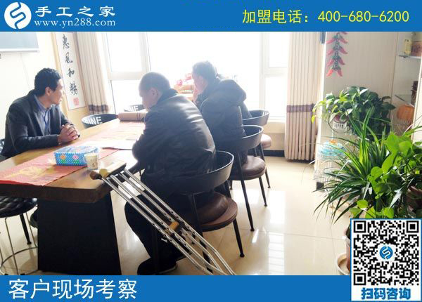 湖南一50歲殘疾老人拄著雙拐，2000多里路程來到手工之家為哪般？(圖2)