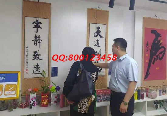 可以帶回家做的手工活兼職，她看著店做珠繡多了一份收入