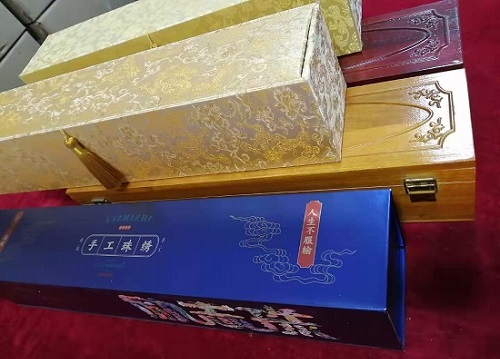 5月12日，農(nóng)村手工活加工項(xiàng)目代，帶回家做手工活，手工之家這樣做，大家自然很放心，圖為勵(lì)志珠珠繡手工產(chǎn)品多款外包裝剪影