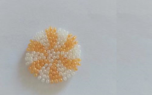 12月27日，手工活拿回家做在哪里找，小成本創(chuàng)業(yè)做手工傳承官，帶回家做的手工創(chuàng)業(yè)項目，依靠手工之家，大家通過手工有了好收入，圖為串珠米珠繡純手工產(chǎn)品剪影