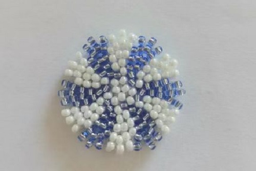 12月27日，手工活拿回家做在哪里找，小成本創(chuàng)業(yè)做手工傳承官，帶回家做的手工創(chuàng)業(yè)項目，依靠手工之家，大家通過手工有了好收入，圖為串珠米珠繡純手工產(chǎn)品剪影