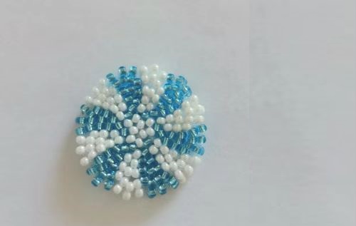 12月27日，手工活拿回家做在哪里找，小成本創(chuàng)業(yè)做手工傳承官，帶回家做的手工創(chuàng)業(yè)項目，依靠手工之家，大家通過手工有了好收入，圖為串珠米珠繡純手工產(chǎn)品剪影