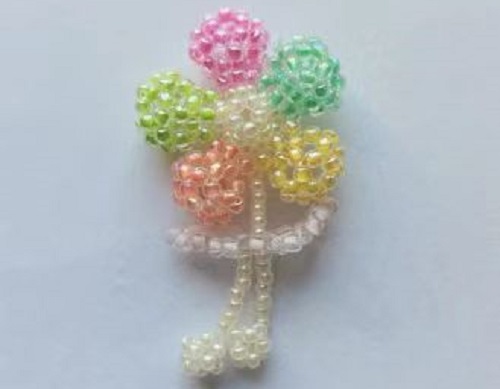 1月1日，家里干的手工活兼職，帶回家做的手工就業(yè)創(chuàng)業(yè)項(xiàng)目，微創(chuàng)業(yè)做手工傳承官，手工之家的純手工有市場(chǎng)、好加工，圖為串珠米珠繡純手工產(chǎn)品剪影