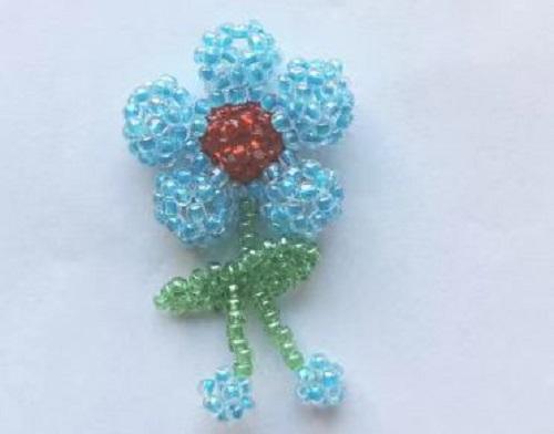 1月1日，家里干的手工活兼職，帶回家做的手工就業(yè)創(chuàng)業(yè)項(xiàng)目，微創(chuàng)業(yè)做手工傳承官，手工之家的純手工有市場(chǎng)、好加工，圖為串珠米珠繡純手工產(chǎn)品剪影