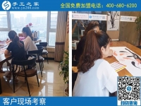 7月29日，為什么都選手工之家的珠繡串珠外放手工活？正規(guī)的手工活外發(fā)加工廠家有什么特征？手工之家接待考察加工客戶剪影