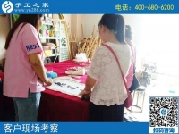 8月14日，把手工活拿回家做，這里的珠繡個(gè)人定制很受歡迎，手工之家接待考察加工客戶(hù)剪影