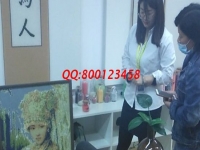 下班后的好兼職，做珠繡手工活掙錢(qián)的她帶著同事一起干